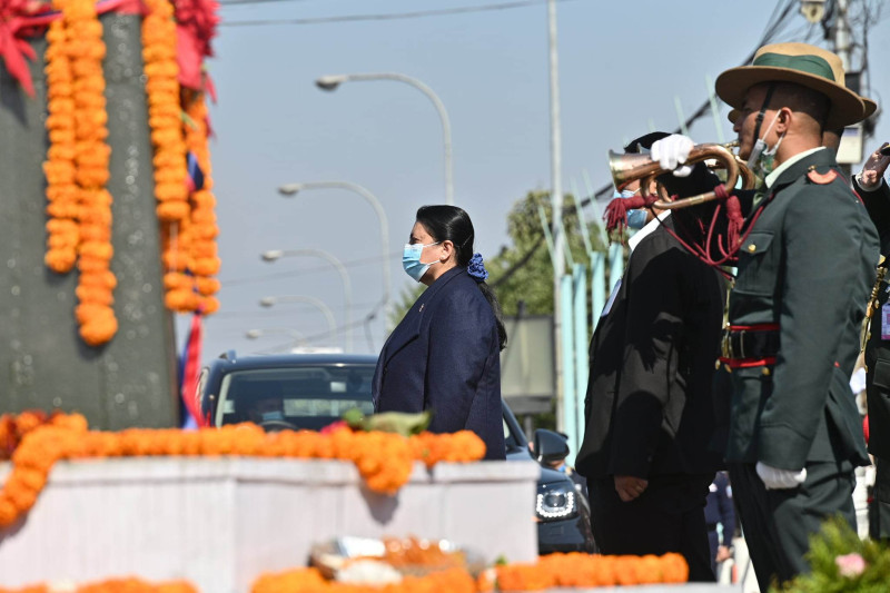 राष्ट्रपतिद्वारा पृथ्वीनारायण शाहकाे सालिकमा माल्यार्पण (तस्वीरहरू)
